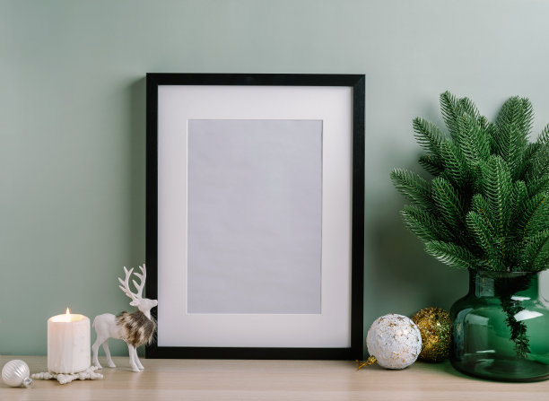 圣诞装饰，松枝，蜡烛，鹿和模拟海报框架的圣诞构图的作品和文本的展示。模板。图片下载