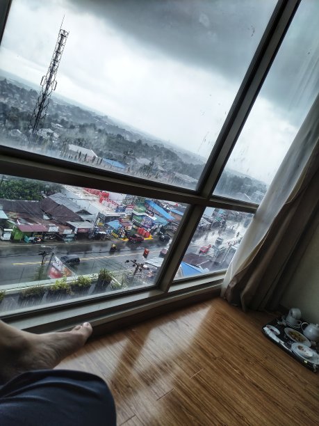 一个只能看见自己腿的人正在欣赏风景图片下载