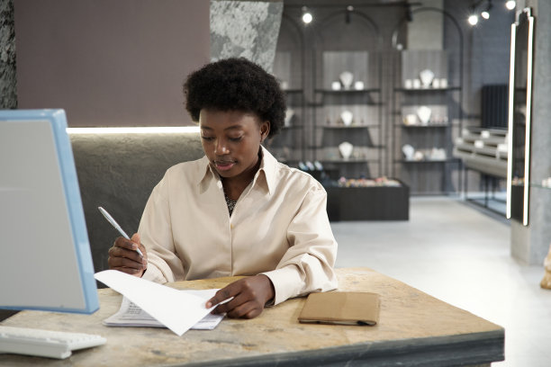 年轻自信的珠宝精品店老板签署文件图片下载