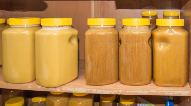 木架上各种罐子装的天然蜂蜜，乡村纪念品市场图片下载