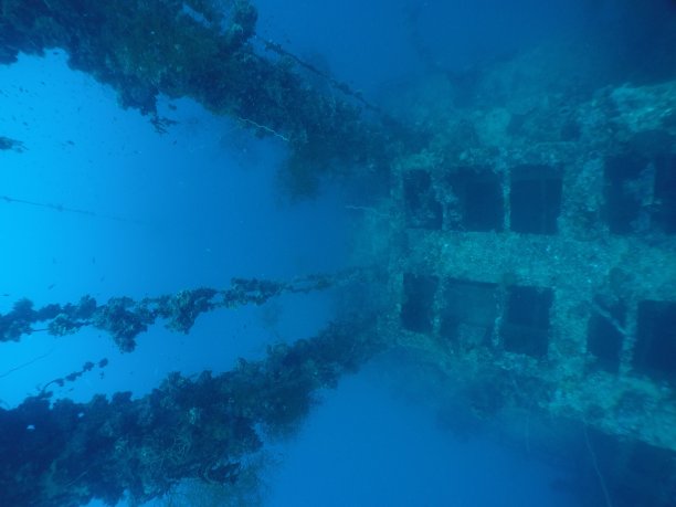 在帕劳群岛的沉船上潜水。图片下载