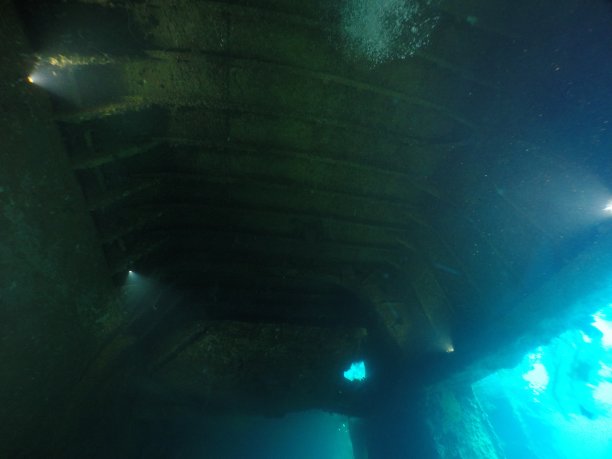在帕劳群岛的沉船上潜水。图片下载