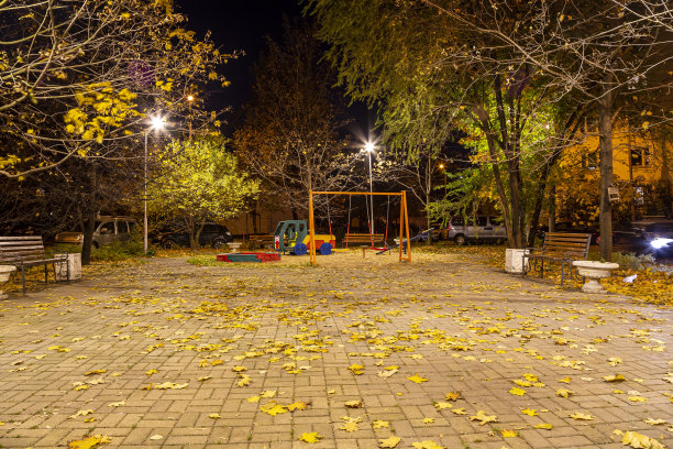 秋天的夜晚，俄罗斯莫斯科某居民区的一个空荡荡的操场。图片下载