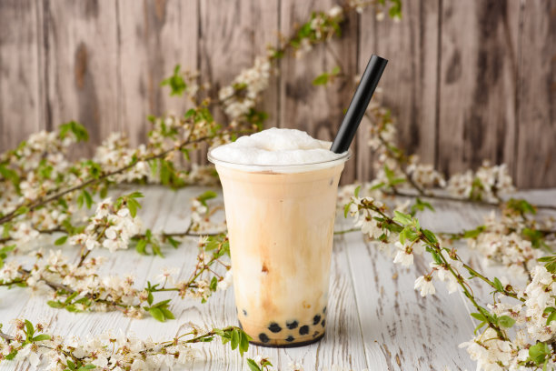 木质背景下的中国台湾珍珠奶茶图片下载