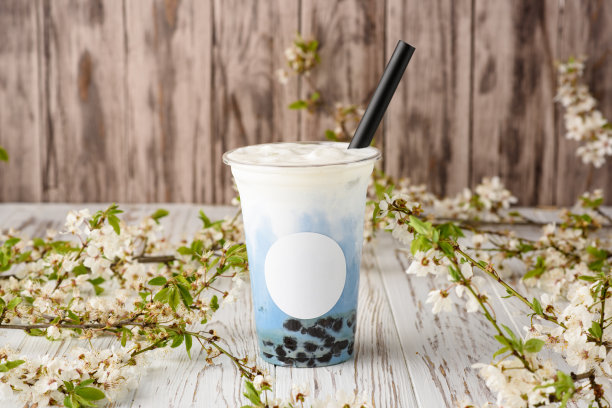 木质背景下的中国台湾珍珠奶茶图片下载