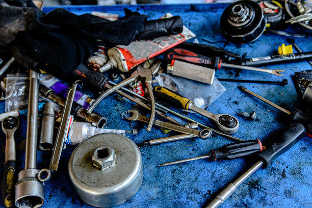 在车间的机械工具的照片。图片下载