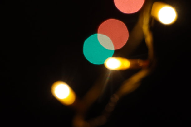 特写图像的离焦白色和绿色照明圣诞精灵灯的背景，电线串灯，排灯节的灯庆祝，散景图片下载