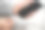 双手插入并为智能手机充电图片下载