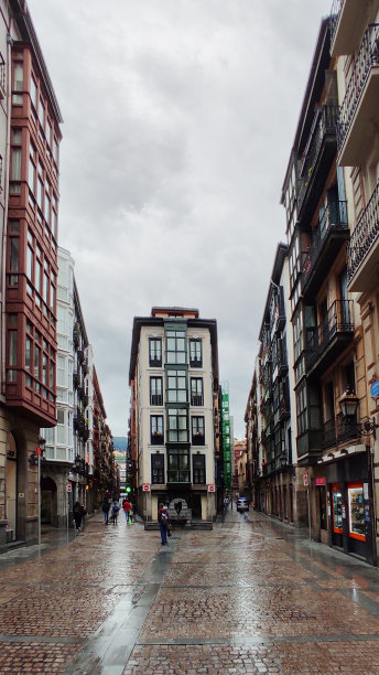 时光流逝，毕尔巴鄂老城的一个雨天图片下载