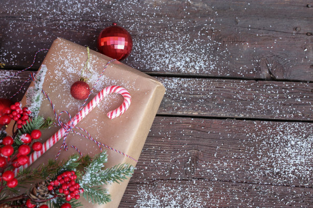 圣诞佳酿，色调背景与冷杉树和礼品盒木制桌子。顶部视图与复制空间为您的设计股票照片图片下载