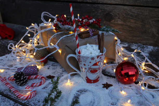 冷杉树，礼盒和热巧克力。圣诞背景库存照片图片下载