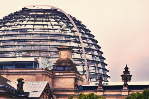 柏林的天际线，国会大厦的穹顶图片下载