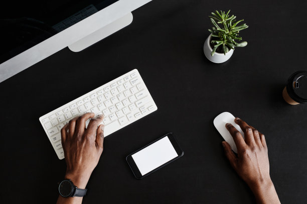 双手在黑色电脑上使用图片下载