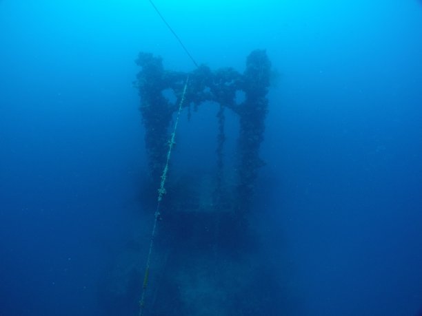 在帕劳群岛的沉船上潜水。图片下载