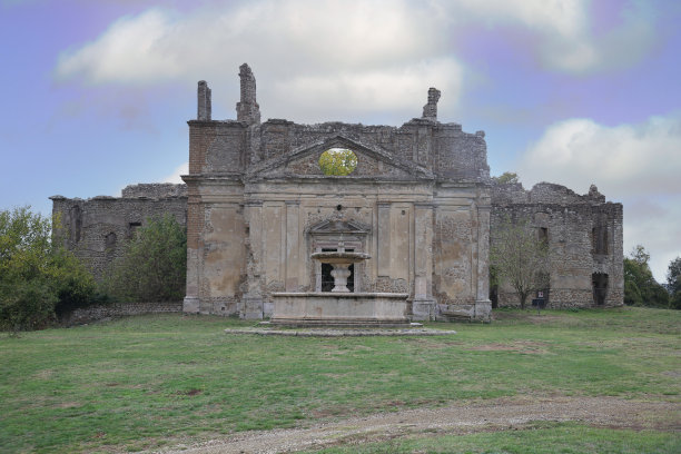 圣博纳文图拉教堂和修道院的废墟全景，在石头喷泉后面，老蒙特拉诺，拉齐奥，意大利图片下载