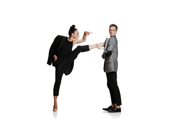 两个穿着西装的时髦办公室职员在白色背景下单独行动。艺术、美、时尚、经营理念图片下载