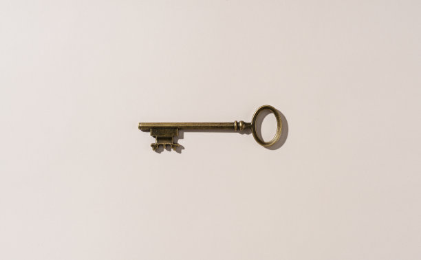 复古黄铜钥匙设置在米色的背景。直接从上面看。图片下载