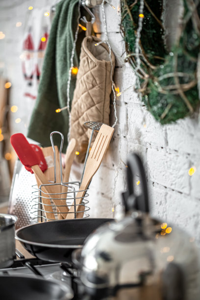 厨房内部项目与圣诞节装饰的细节。图片下载