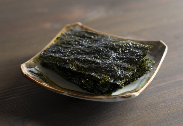 用木桌上的盘子盛着韩国海带。图片下载