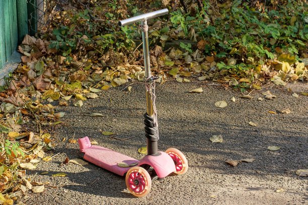 一辆破旧的摩托车停在灰色的柏油路上图片下载