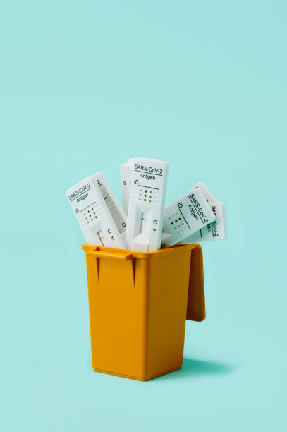 垃圾桶内使用的新型冠状病毒快速检测设备图片下载