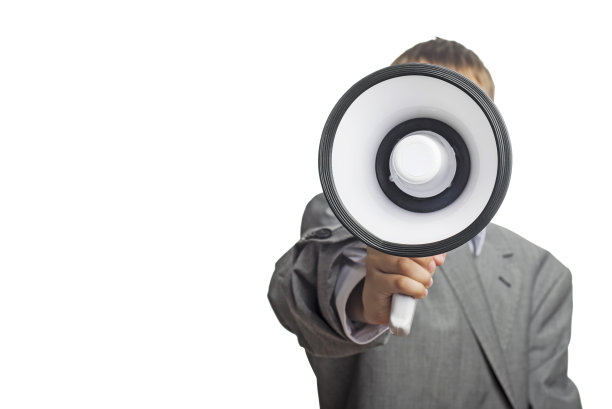 一个身穿灰色套装的孩子对着麦克风大喊，麦克风指向白色背景上有复制空间的相机图片下载