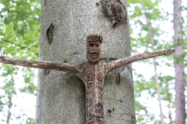 在贝斯基德斯拉斯基的一条登山小径上，有一尊古老的木制耶稣雕像图片下载