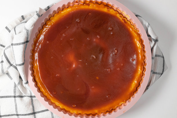 经典芝士蛋糕配焦糖酱，白色盘子，灰色背景。文本复制空间图片下载