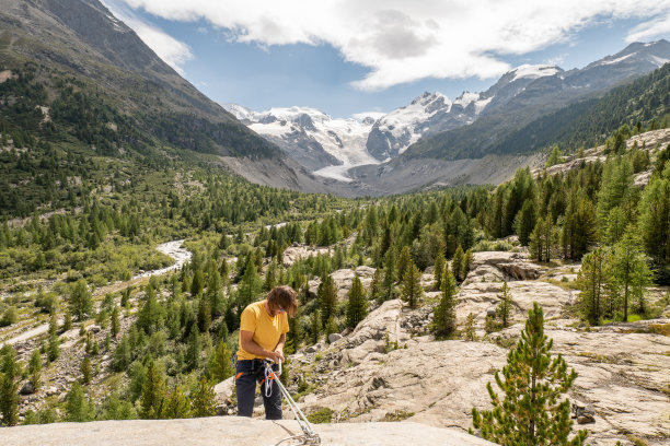 在岩壁上的登山者图片下载