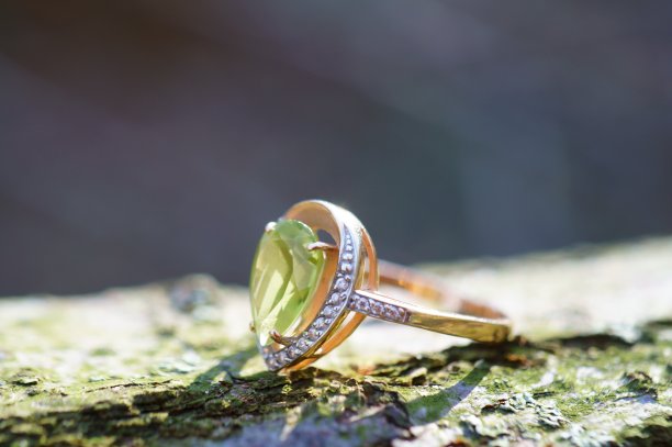 结婚戒指与橄榄石的特写。图片下载