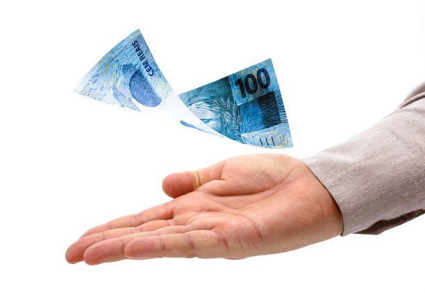 男手接受奖金，100雷亚尔钞票落在他的手上，大奖或奖金图片下载