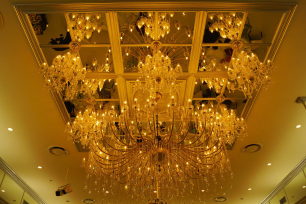 奢华的金色吊灯（阿拉伯联合酋长国）图片下载