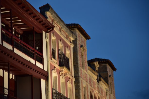 黄昏时分的圣让·德鲁兹建筑图片下载