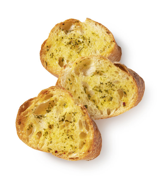 白色背景上有大蒜和香草的切片烤面包图片下载