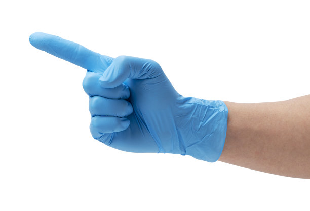 男子手戴丁腈手套，白色背景图片下载