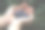 一个女人的手握着一把新鲜的蓝莓。户外，农场的照片。图片下载