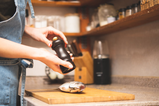 用香料磨做饭的女人图片下载