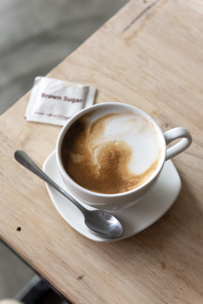 桌上放着一杯热拿铁咖啡图片下载