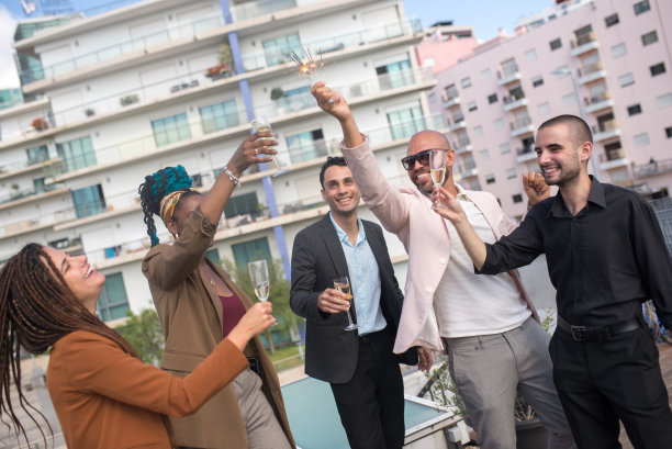 微笑的商务人士在露台屋顶上聚会图片下载