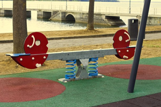 公园儿童游乐场上的跷跷板(意大利，欧洲)图片下载