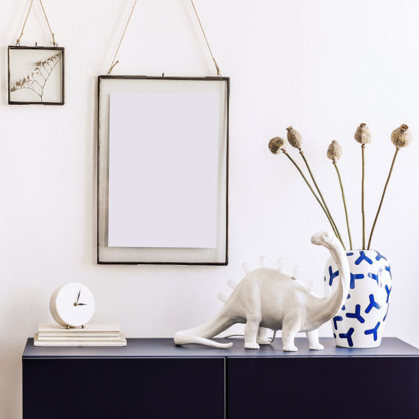 现代斯堪的纳维亚室内设计的客厅与模拟相框。时尚家居装饰。模板。可以使用了。图片下载