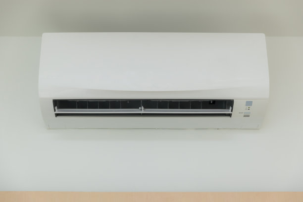 空调安装在白色墙面背景上。用于夏季炎热气候的冷却产品。空调在墙壁背景。图片下载