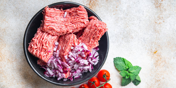 肉馅生猪肉、牛肉或小牛肉、羊肉餐在餐桌上复制空间食品背景图片下载