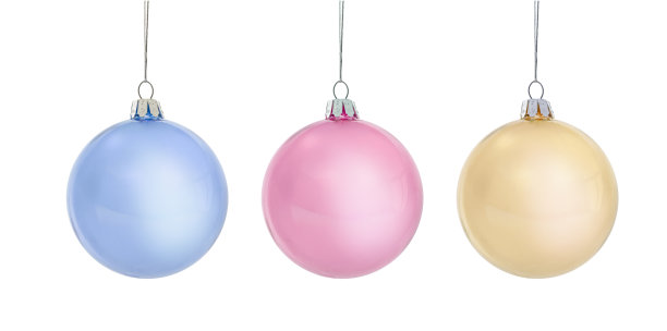 彩色的圣诞球由白色背景的玻璃制成图片下载