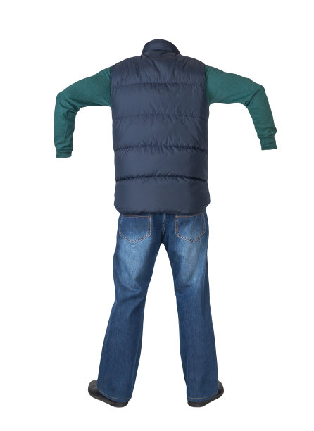 深蓝色无袖夹克，蓝色牛仔裤，毛衣和黑色皮鞋孤立在白色的背景。图片下载