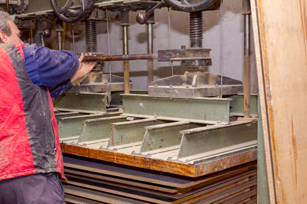 木匠拧紧压机，挤压木型材涂抹图片下载