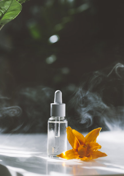 用玻璃瓶和吸管装血清。女性皮肤护理用精油。护肤、保湿美容产品。图片下载