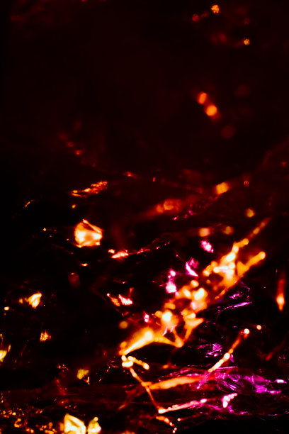 抽象的红色背景闪闪发光皱巴巴的全息图与闪光。时尚的霓虹灯发光纹理背景。创意假日设计模板图片下载