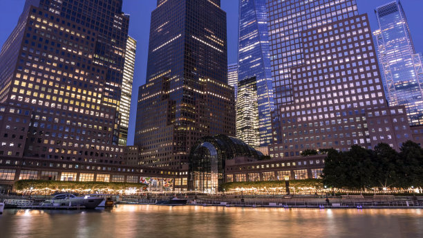 自由街200号(原名世界金融中心一号)的夜景照片，是位于纽约市曼哈顿下城的一座摩天大楼图片下载