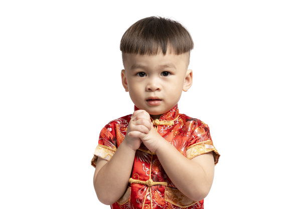 亚洲男孩在红色与祝贺手势孤立在白色背景。春节快乐。图片下载